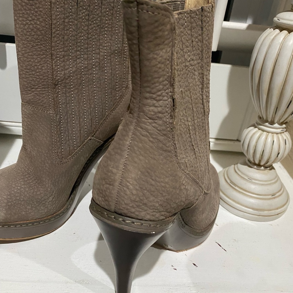 BCBG brown suede never worn boots